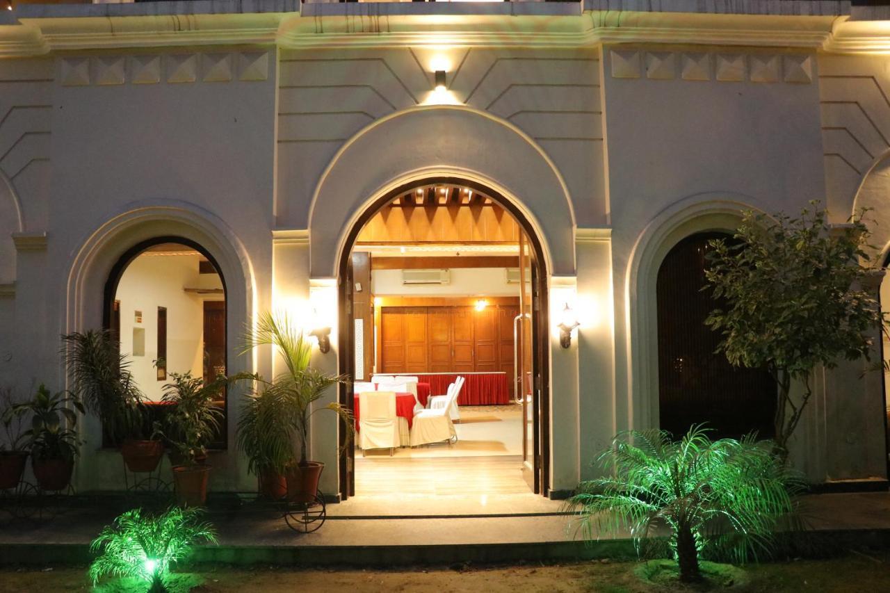 Hotel Pushap Palace Patiāla Dış mekan fotoğraf